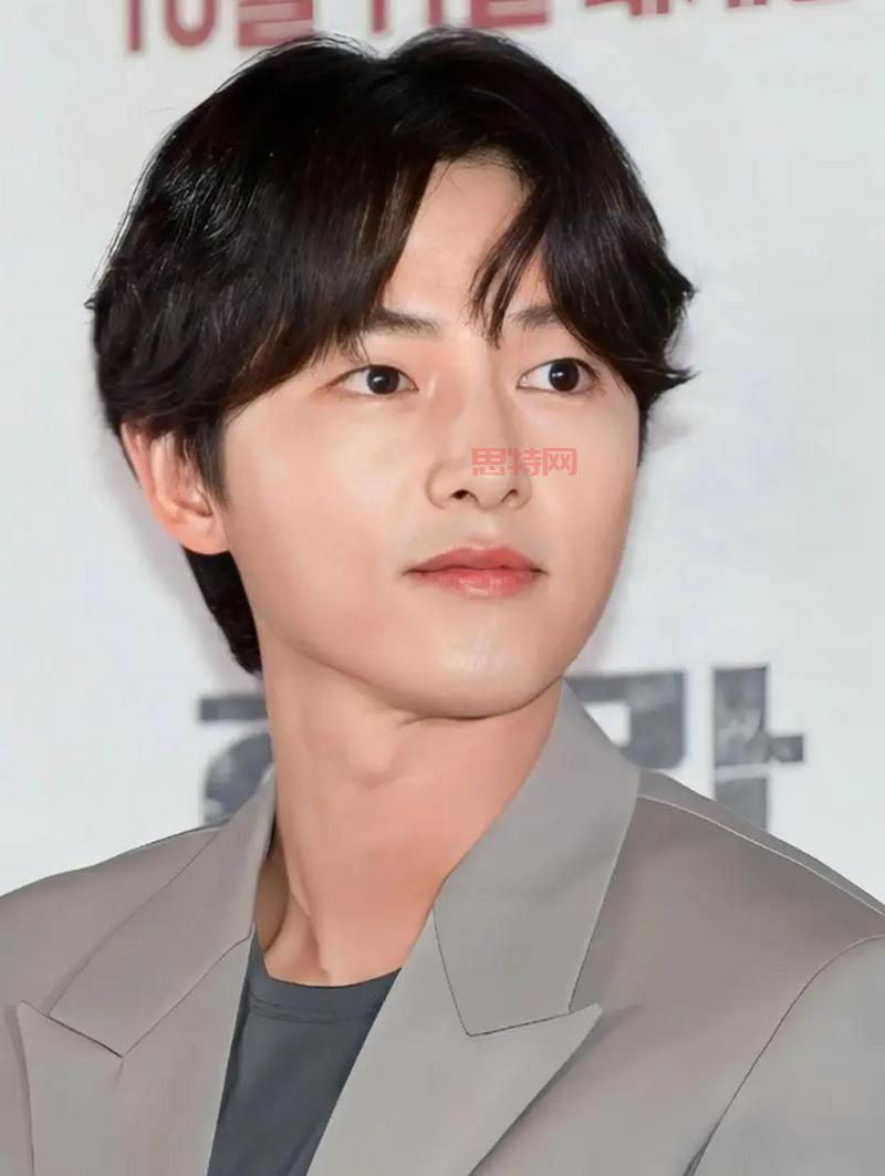 宋仲基否认妻子未婚生子传闻：我们爱情不容挑战